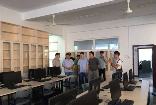 黄志刚会长一行参观经济管理示范实训中心