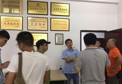 黄志刚会长一行参观经济管理示范实训中心